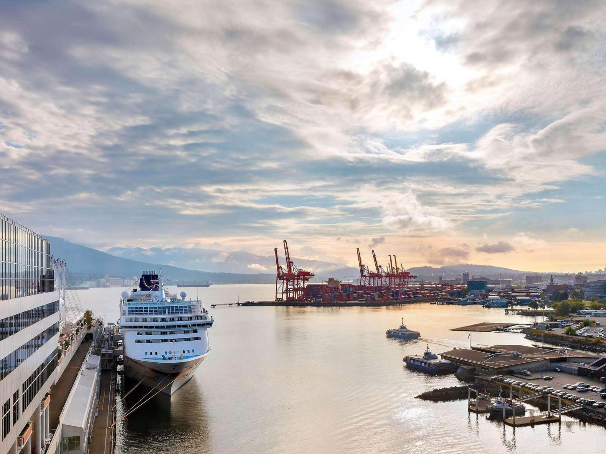 Fairmont Waterfront Hotel Vancouver Exterior photo